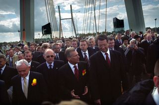 Uroczyste otwarcie Mostu Siekierkowskiego w 2002 roku z udziałem m.in. prezydenta Aleksandra Kwaśniewskiego i premiera Leszka Millera