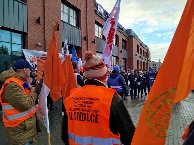 Pracownicy Zakładu Linii Kolejowych pikietowali w Siedlcach! Poparli ich siedleccy radni