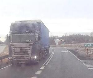 Bryła lodu spadła z tira. Wymowne nagranie [WIDEO]