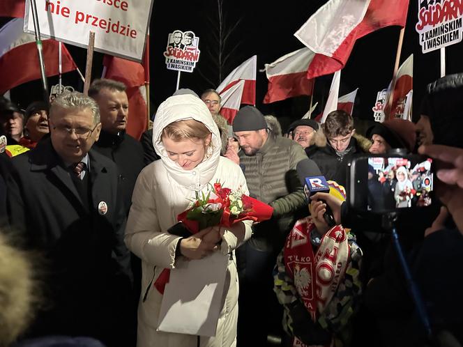 Żona Macieja Wąsika czeka na męża pod więzieniem