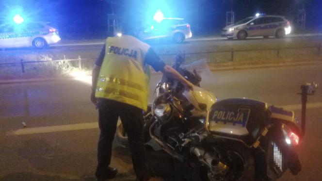 - Na jezdni był rozwalony motocykl, na noszach ciężko ranny policjant - raportuje Mateusz Nadworski. 