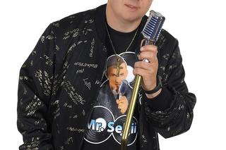 Mr Sebii śpiewał z Gosią Andrzejewicz, a teraz zaskakuje szczerością: „Gram nawet na stypach”! 