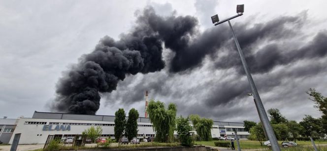 Pożar składowiska opon w Toruniu. Dym widoczny z daleka