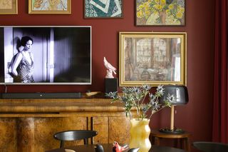 To wnętrze jest rajem dla miłośników designu. Pełno w nim skarbów, jak globus z lat 30. i obrazy znanej malarki