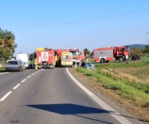 Śmiertelny wypadek na DK5. Toyota wjechała pod autobus. 27-latka nie żyje