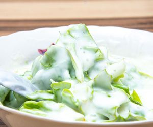 Sałata masłowa ze śmietaną na słodko – klasyczny dodatek do obiadu jak u babci