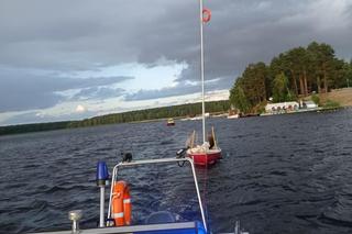 Ojciec zabrał syna na żaglówkę. Łódź się przerwóciła. Wiało tak, że nawet WOPR-owcy mieli problem