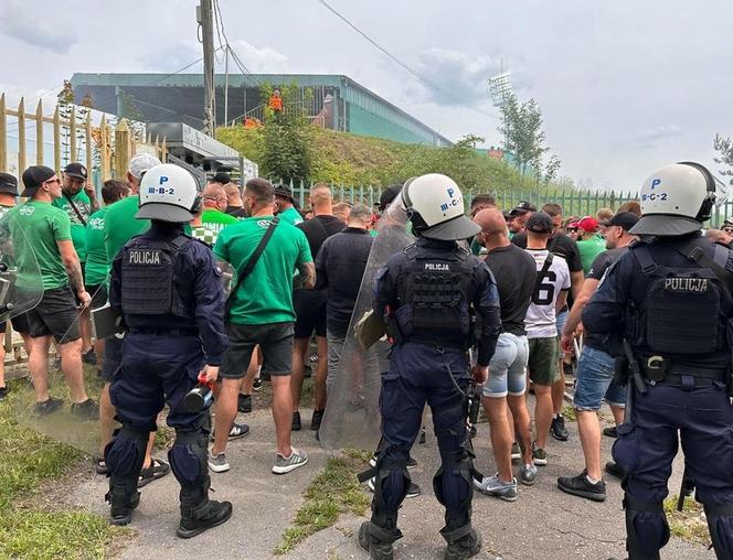 Policja zabezpiecza mecz GKS Katowice - Radomiak Radom