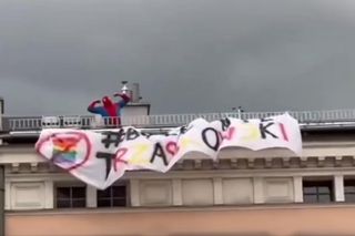 Szok w Gliwicach. Dwóch Spider-Manów rozwiesiło na dachu baner Byle nie Trzaskowski
