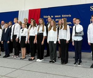 Pierwsza Dama uczciła z uczniami 100 lat od nadania imienia Stefana Batorego Szkole Podstawowej w Liwie