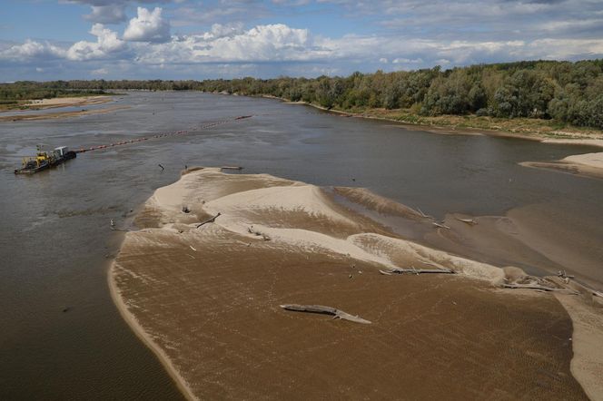 Rekordowo niski stan wody w Wiśle w Warszawie (23.08.2025)