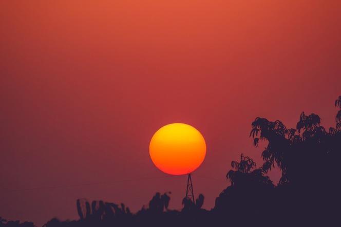 Pył z Sahary zabarwi niebo na czerwono. Niezwykłe zjawisko w Polsce