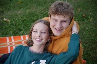 Pierwsza miłość. Tomek (Oskar Wojciechowski), Jolka (Justyna Zielska)