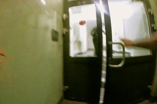 Warszawa: Awantura o miejsce parkingowe, 44-latek wyciągnął broń. Dramatyczny pościg i zatrzymanie. W domu miał mefedron