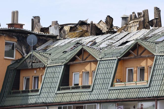 Blok przy ul. Powstańców w Ząbkach po pożarze