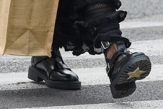 Monika Olejnik jak księżniczka rocka! Cała na czarno maszerował przez miasto