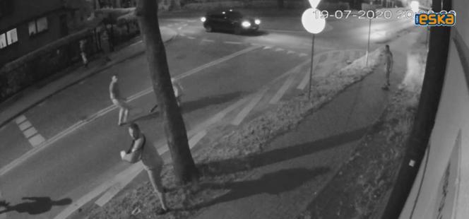 Bójka na środku ulicy w Zabrzu. W ruch poszły pięści, pałki i kije [WIDEO]