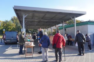 Targowisko przy ul. Grunwaldzkiej w Olsztynie zmienia się w oczach. Ruszył remont kolejnej wiaty [ZDJĘCIA]