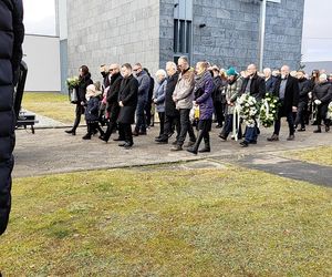 Pogrzeb tragicznie zmarłej rodziny z Namysłowa. Matka i syn spoczęli w jednym grobie. Ceremonia