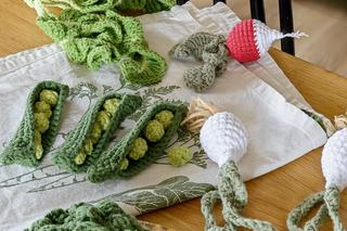 Owoce, warzywa, gotowe dania zrobione na szydelku