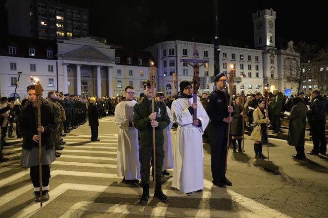 Tłumy wiernych przeszły przez stolicę. Centralną Drogę Krzyżową poprowadził kardynał Nycz