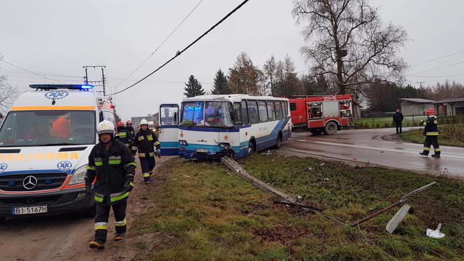 Tołcze. Autobus zderzył się z osobówką. Trzy osoby zabrane do szpitala