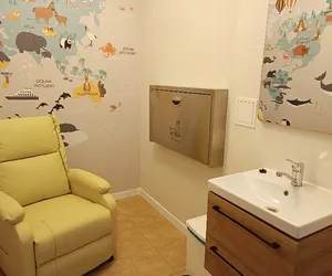 Kolorowy pokój dla pacjenta z dzieckiem. Szpital przy Jaczewskiego otworzył „baby changing station”