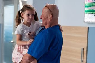 Na dobre i na złe odc. 860.  Stefan Tretter (Piotr Garlicki), Helenka (Maja Burzyńska)