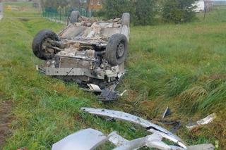 Dachowanie mazdy koło Przeworska. Kierowca z promilami i  zakazem prowadzenia pojazdów