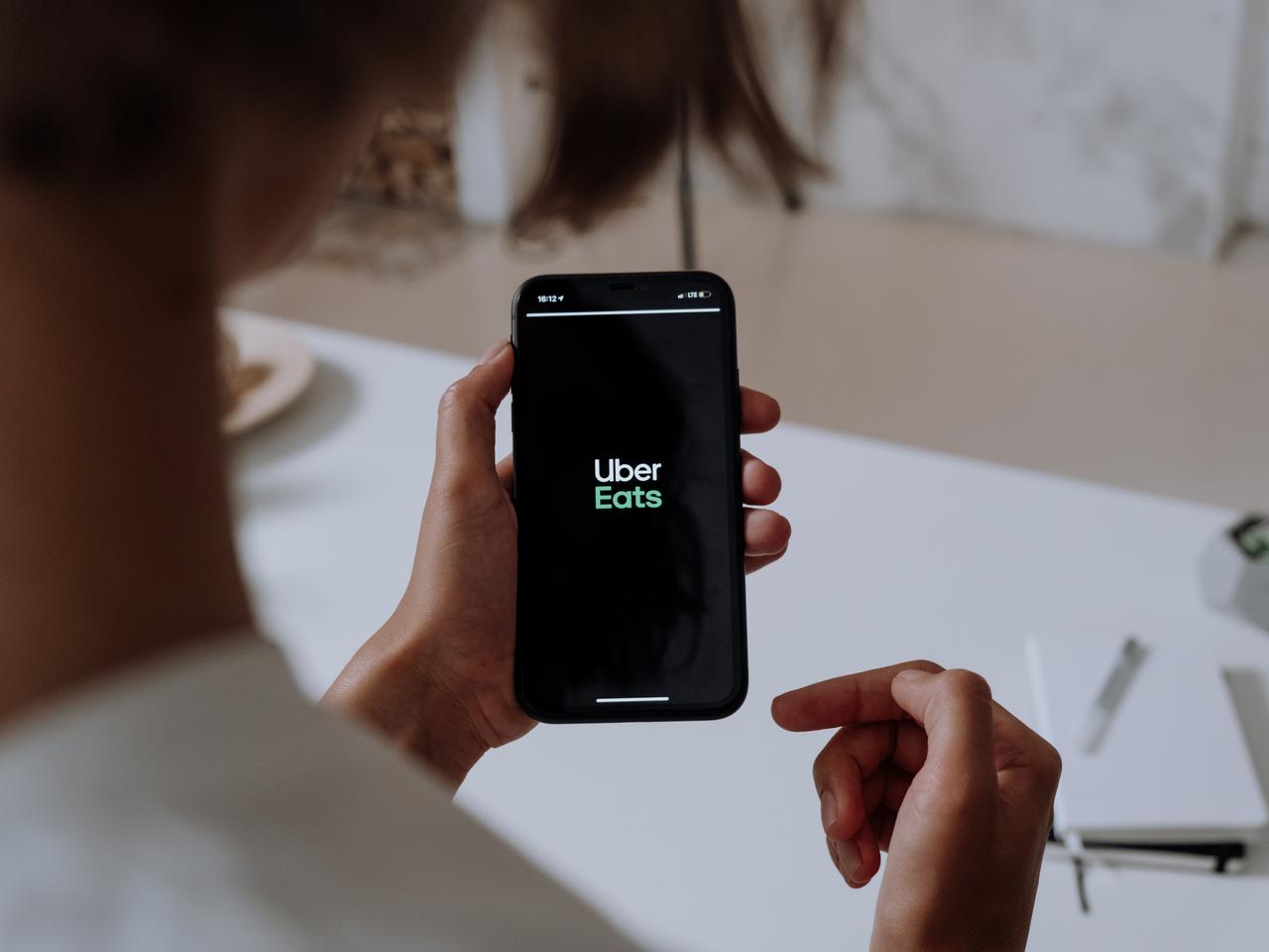 95 razy na Księżyc i z powrotem! Uber Eats świętuje 5. urodziny w Polsce