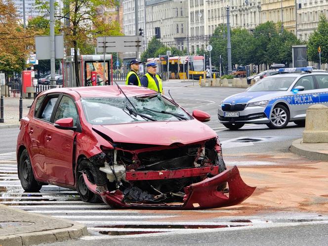 Pijany roztrzaskał się samochodem na pl. Konstytucji. To policjant stołecznej drogówki