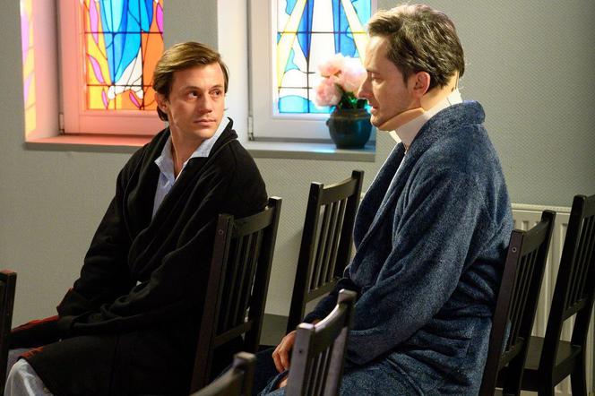 Barwy szczęścia, odc. 2087. Ksiądz Tadeusz (Jakub Mróz), Władek (Przemysław Stippa)