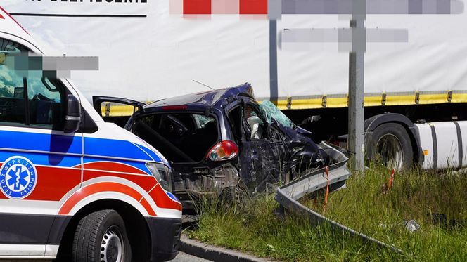 Tragiczny wypadek w Gostyninie. Wjechała toyotą pod tira. Nie żyje