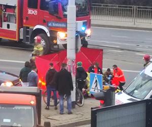 Akcja służb na ulicy Krakowskiej we Wrocławiu. Trwa reanimacja rowerzysty