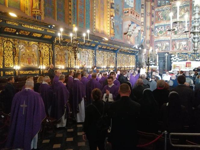 Ostatnie pożegnanie Wandy Półtawskiej. Kard. Dziwisz: "Księga jej życia została zamknięta"