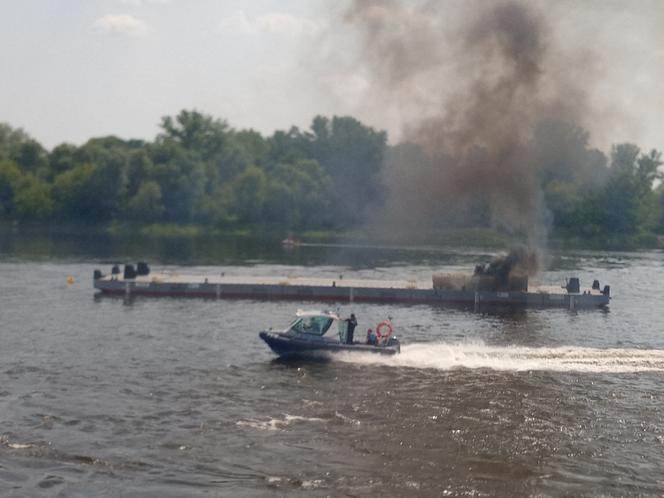 Akcja "Wisła 2023" w Toruniu. Terroryści opanowali barkę z chemikaliami. Efektowne ćwiczenia