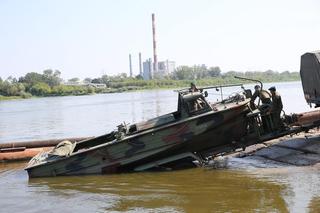 Ścieki znów popłyną rurami! Wojsko buduje most pontonowy