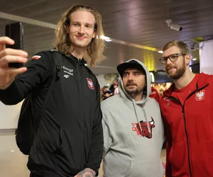 Odnieśli sukces i wrócili do kraju! Polscy koszykarze wylądowali w Warszawie. Zobacz zdjęcia