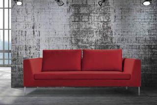 Czerwona sofa w salonie
