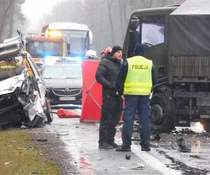 Masowy wypadek pod Warszawą! Zderzenie trzech aut z wojskową ciężarówką. Jedna osoba nie żyje