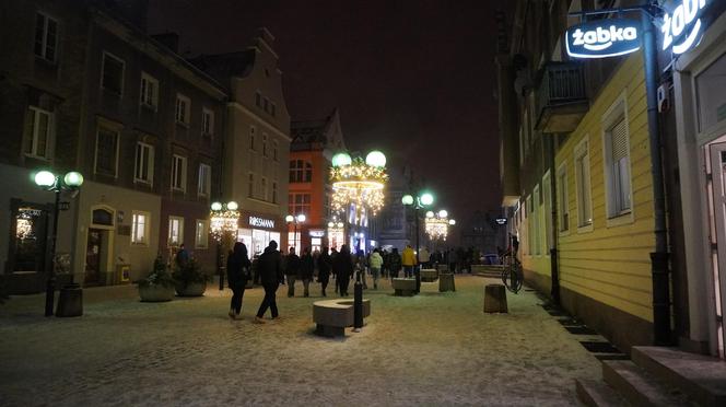 Świąteczne iluminacje w Olsztynie zachwycają. Prawdziwą „gwiazdą” jest choinka na starówce [ZDJĘCIA]