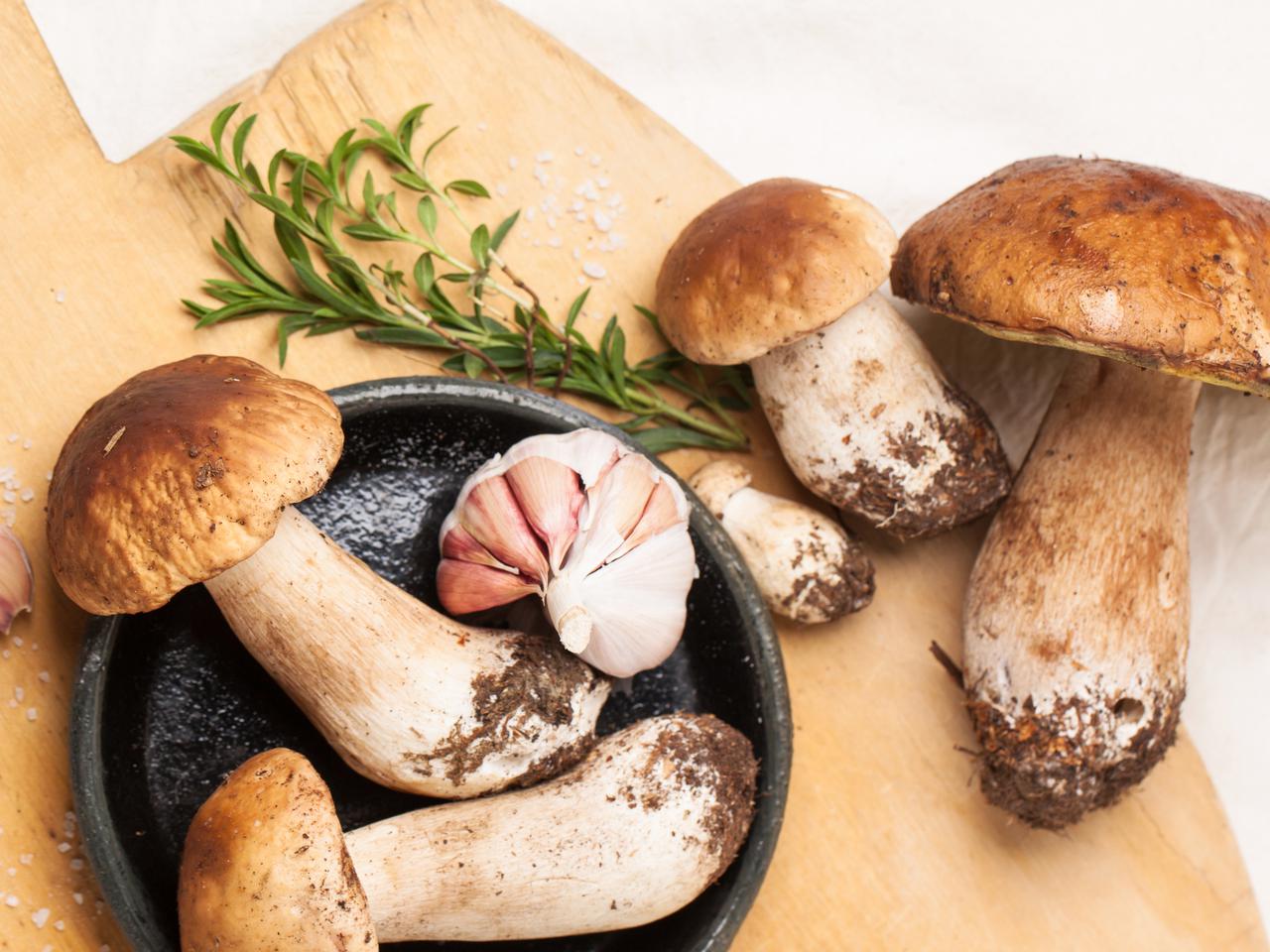 Grzyby leśne: szybkie paszteciki grzybowe w cieście francuskim