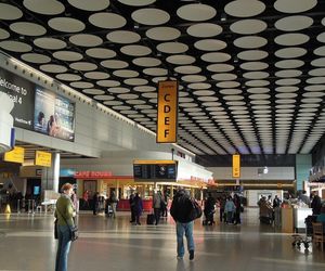 Ewakuacja na lotnisku Heathrow. W tle tajemniczy incydent