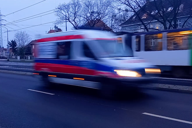 Wysiadł z samochodu i nagle stracił przytomność. Pomoc nadeszła w porę