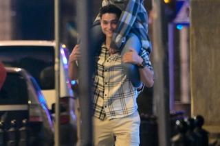 Wiktoria Gąsiewska jest noszona na rękach