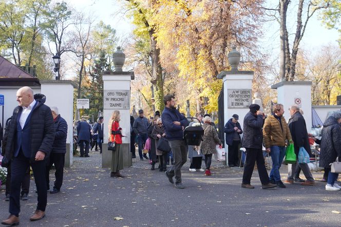 1 listopada na cmentarzu przy ul. Lipowej w Lublinie. Mieszkańcy odwiedzają groby swoich bliskich