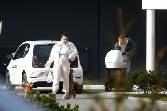 Jakub Rzeźniczak z partnerką, córką i psem