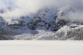 Turyści wchodzą na tafle tatrzańskich stawów. TOPR ostrzega
