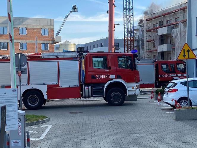 Kraków. Wielki pożar na ul. Wadowickiej! Płoną deski i styropian na dachu bloku
