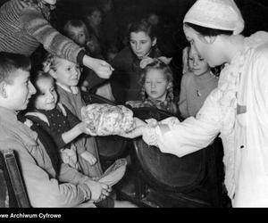 Boże Narodzenie 1941, dzieci otrzymują prezenty